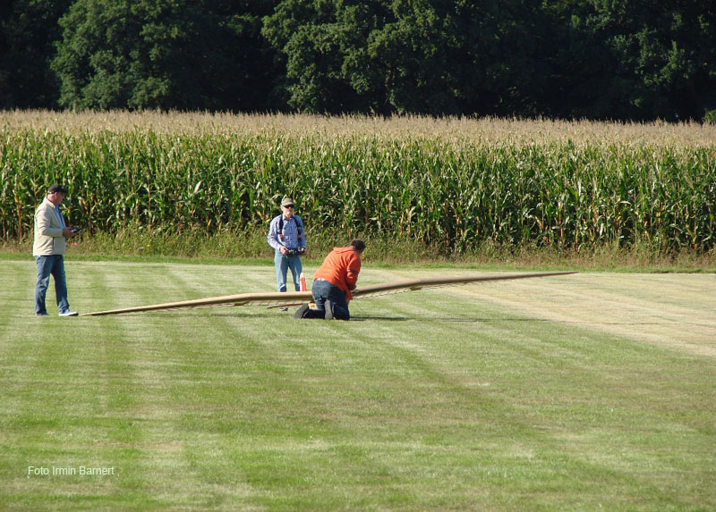 Das Bodenpersonal klinkt das Seil ein