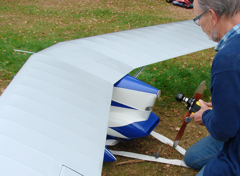 Der Propeller fliegt schon mal (weg).