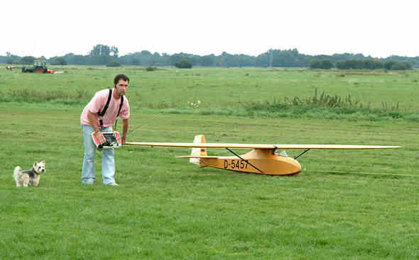 - Herrchen l&auml;sst einen fliegen
