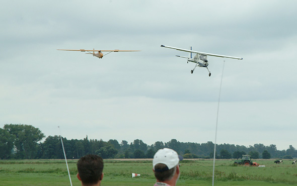 Schleppgespann im tiefen Vorbeiflug