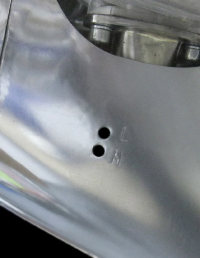 Öffnungen für die Vergasereinstellung